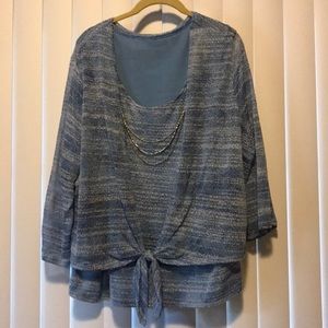 Mid sleeve two in one blouse.